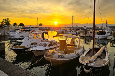 Njivice - přístav, ostrov Krk, Chorvatsko