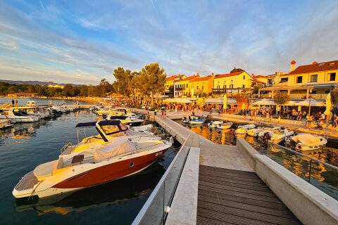 Njivice - přístav a centrum, ostrov Krk, Chorvatsko