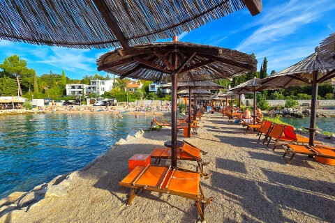 Njivice - pláže, ostrov Krk, Chorvatsko