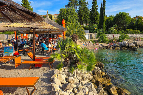 Njivice - pláže, ostrov Krk, Chorvatsko