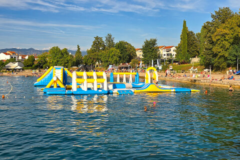 Njivice - nafukovací aquapark u pláže, ostrov Krk, Chorvatsko