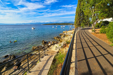 Njivice - promenáda, ostrov Krk, Chorvatsko
