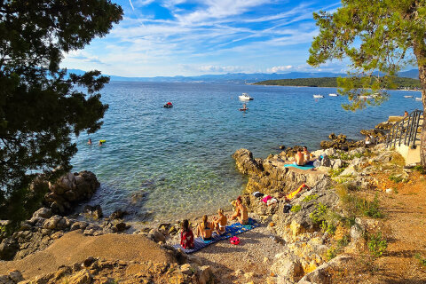 Njivice - pláže, ostrov Krk, Chorvatsko