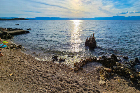 Njivice - pláže, ostrov Krk, Chorvatsko