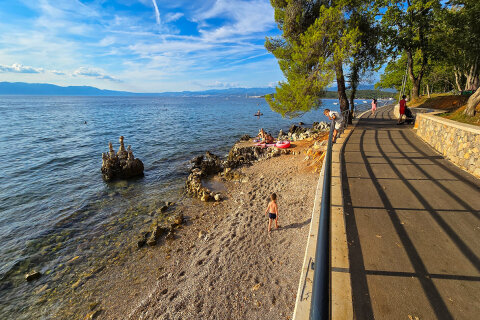 Njivice - pláže a promenáda, ostrov Krk, Chorvatsko
