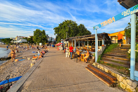 Njivice - promenáda a pláže, ostrov Krk, Chorvatsko