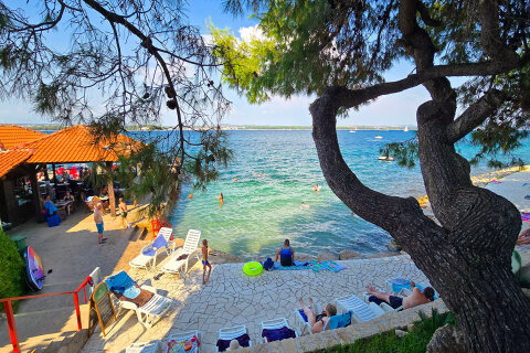 Apartmán Kornelija - bar Ga-Ga u pláže Južna plaža 250 m od domu, Tkon, ostrov Pašman, Chorvatsko