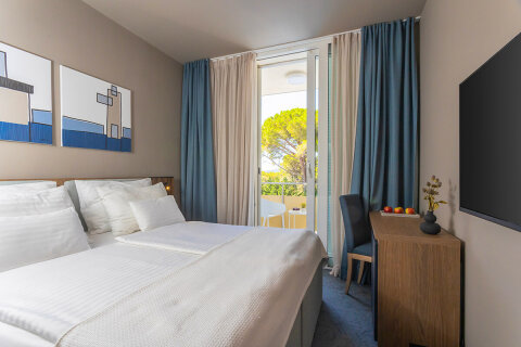 CO2B - dvojlůžkový pokoj Comfort pro 2 osoby s balkónem, All Inclusive Hotel Adria****, Biograd na Moru, Chorvatsko