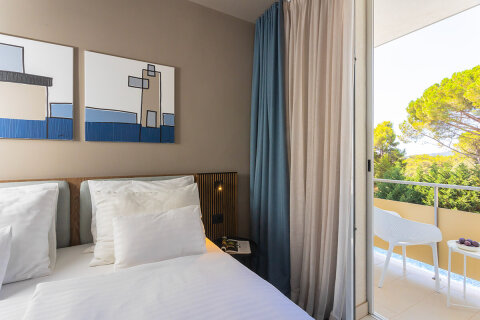 CO2B - dvojlůžkový pokoj Comfort pro 2 osoby s balkónem, All Inclusive Hotel Adria****, Biograd na Moru, Chorvatsko