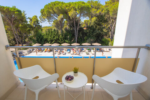 CO2B - dvojlůžkový pokoj Comfort pro 2 osoby s balkónem, All Inclusive Hotel Adria****, Biograd na Moru, Chorvatsko
