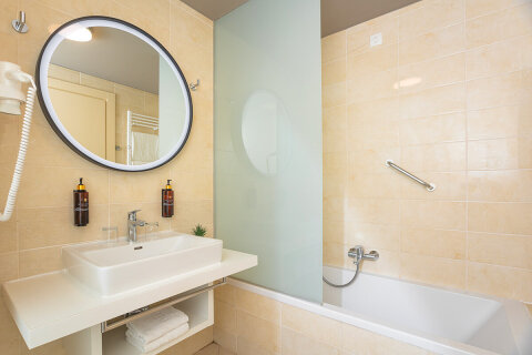 CO23B - dvojlůžkový pokoj Comfort s možností 1 přistýlky pro 2–3 osoby s balkónem, All Inclusive Hotel Adria****, Biograd na Moru, Chorvatsko