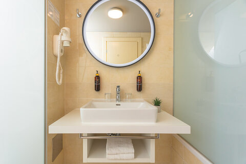 COFB - dvojlůžkový pokoj Comfort s možností 2 přistýlek pro 2–4 osoby s balkónem, All Inclusive Hotel Adria****, Biograd na Moru, Chorvatsko