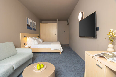 COFB - dvojlůžkový pokoj Comfort s možností 2 přistýlek pro 2–4 osoby s balkónem, All Inclusive Hotel Adria****, Biograd na Moru, Chorvatsko