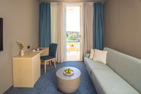 COFB - dvojlůžkový pokoj Comfort s možností 2 přistýlek pro 2–4 osoby s balkónem, All Inclusive Hotel Adria****, Biograd na Moru, Chorvatsko