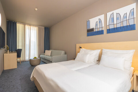 COFB - dvojlůžkový pokoj Comfort s možností 2 přistýlek pro 2–4 osoby s balkónem, All Inclusive Hotel Adria****, Biograd na Moru, Chorvatsko