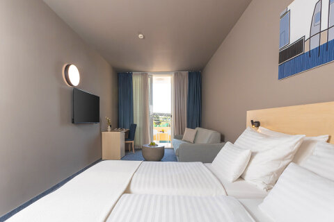 COFB - dvojlůžkový pokoj Comfort s možností 2 přistýlek pro 2–4 osoby s balkónem, All Inclusive Hotel Adria****, Biograd na Moru, Chorvatsko