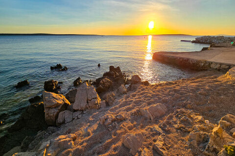 Mandre - západ slunce na pláži u domu Crnika, ostrov Pag, Chorvatsko