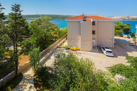 Apartmány Tanja - chodníček k pláži od domu, Stará Novalja, ostrov Pag, Chorvatsko