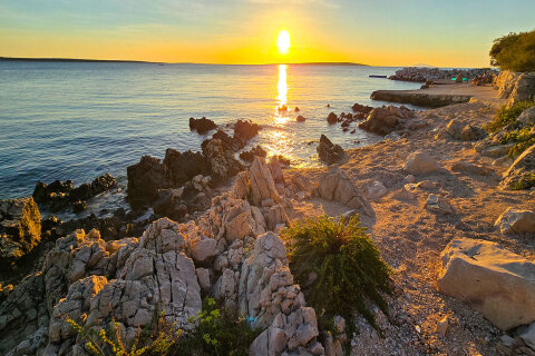 Mandre - západ slunce na pláži u domu Crnika, ostrov Pag, Chorvatsko