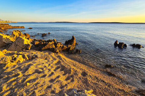 Mandre - západ slunce na pláži u domu Crnika, ostrov Pag, Chorvatsko