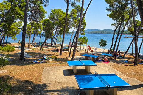 Resort Zelena Punta - pingpongové stoly, Kukljica, ostrov Ugljan, Chorvatsko