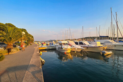 Resort Zelena Punta - přístav, Kukljica, ostrov Ugljan, Chorvatsko