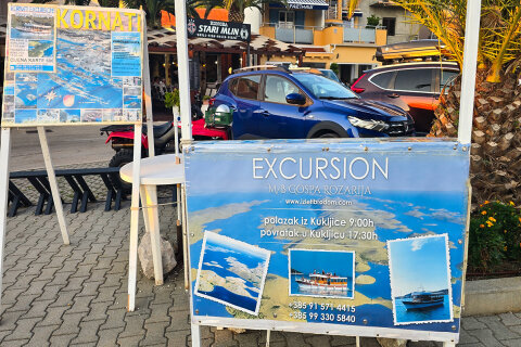 Resort Zelena Punta - nabídka lodních výletů na promenádě, Kukljica, ostrov Ugljan, Chorvatsko