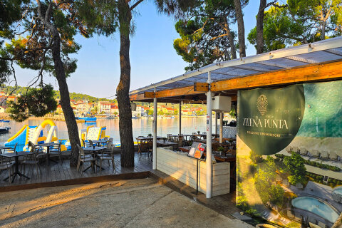 Resort Zelena Punta - bar Skakaona (zde je podávána i polopenze), Kukljica, ostrov Ugljan, Chorvatsko