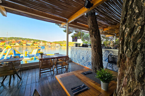 Resort Zelena Punta - bar Skakaona (zde je podávána i polopenze), Kukljica, ostrov Ugljan, Chorvatsko