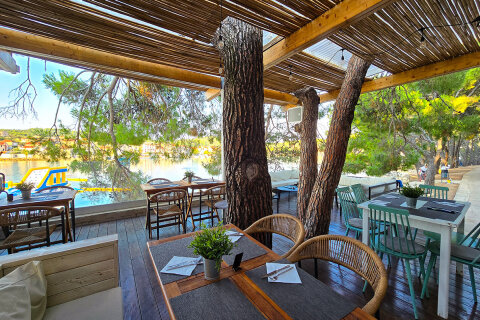 Resort Zelena Punta - bar Skakaona (zde je podávána i polopenze), Kukljica, ostrov Ugljan, Chorvatsko