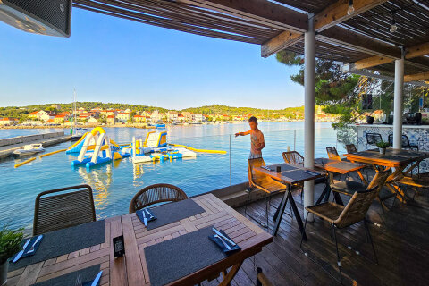 Resort Zelena Punta - bar Skakaona (zde je podávána i polopenze), Kukljica, ostrov Ugljan, Chorvatsko