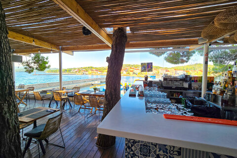 Resort Zelena Punta - bar Skakaona (zde je podávána i polopenze), Kukljica, ostrov Ugljan, Chorvatsko