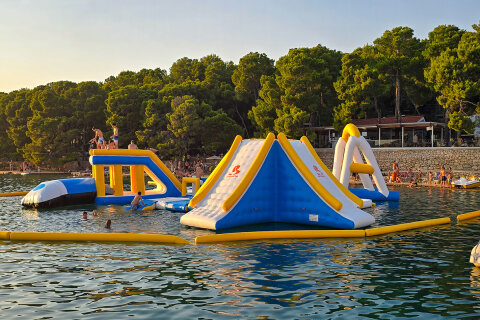 Resort Zelena Punta - nafukovací aquapark u pláže, Kukljica, ostrov Ugljan, Chorvatsko