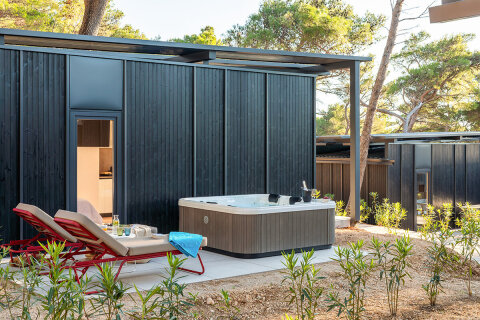 Glamping Escape s vířivkou pro 2–3 osoby, Pinadria Resort, Baška Voda, Makarská riviéra, Chorvatsko