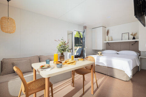 Glamping Escape s vířivkou pro 2–3 osoby, Pinadria Resort, Baška Voda, Makarská riviéra, Chorvatsko