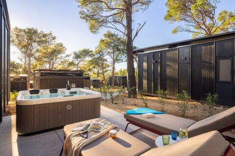 Premium Escape s vířivkou pro 4–5 osob, Pinadria Resort, Baška Voda, Makarská riviéra, Chorvatsko