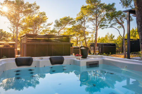 Premium Escape s vířivkou pro 4–5 osob, Pinadria Resort, Baška Voda, Makarská riviéra, Chorvatsko