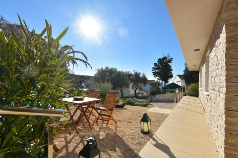 Prázdninový dům Harmonie - terasa v přízemí, Jakišnica, ostrov Pag, Chorvatsko