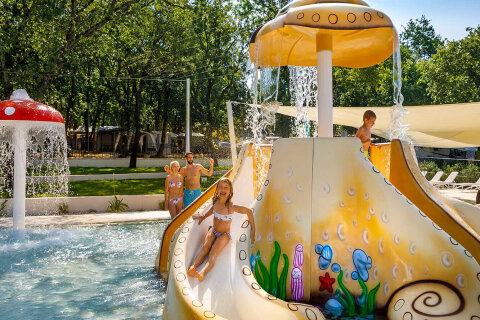 Aminess Maravea Resort**** - vodní atrakce pro děti u centrálních bazénů, Novigrad - Cittanova, Istrie, Chorvatsko