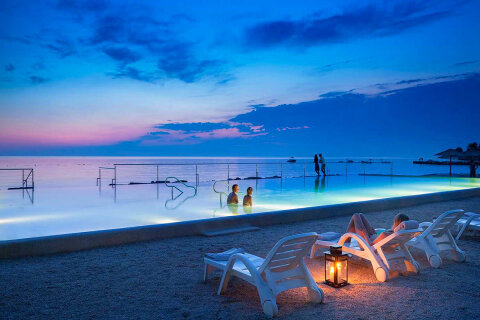 Aminess Maravea Resort**** - relaxační bazén u pláže, Novigrad - Cittanova, Istrie, Chorvatsko