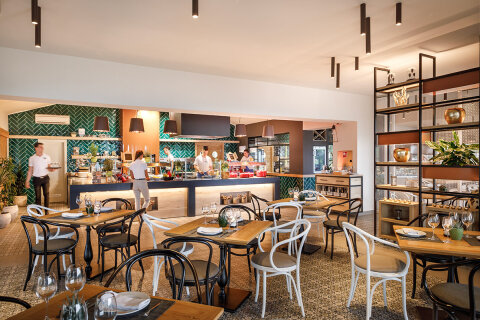 Aminess Maravea Resort**** - jedna z restaurací v resortu, Novigrad - Cittanova, Istrie, Chorvatsko