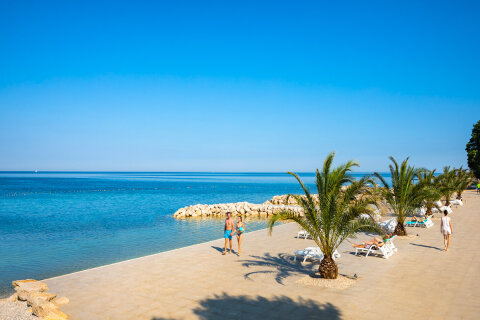 Aminess Maravea Resort**** - pláže v resortu, Novigrad - Cittanova, Istrie, Chorvatsko