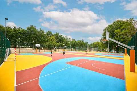 Aminess Atea Camping Resort***** - multifunkční hřiště, Njivice, ostrov Krk, Chorvatsko