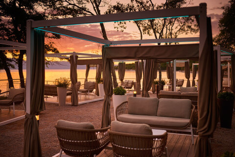 Aminess Atea Camping Resort***** - plážový bar Punto Mare, Njivice, ostrov Krk, Chorvatsko