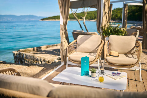 Aminess Atea Camping Resort***** - plážový bar Punto Mare, Njivice, ostrov Krk, Chorvatsko