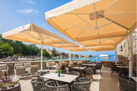 Aminess Atea Camping Resort***** - kavárna u restaurace 7seas, Njivice, ostrov Krk, Chorvatsko