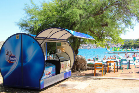Resort Jezera Lovišća - stánek se zmrzlinou u pláže, ostrov Murter, Chorvatsko