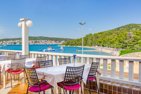 Resort Jezera Lovišća - restaurace s výhledem na moře, ostrov Murter, Chorvatsko