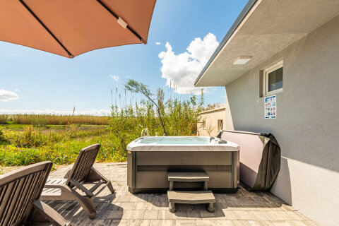 Prázdninový dům Saša - terasa s vířivkou a lehátky, Povljana, ostrov Pag, Chorvatsko