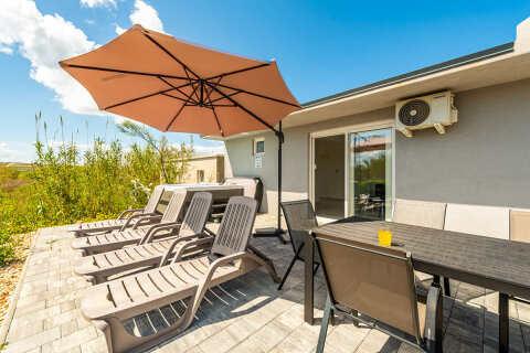 Prázdninový dům Saša - terasa s vířivkou a lehátky, Povljana, ostrov Pag, Chorvatsko